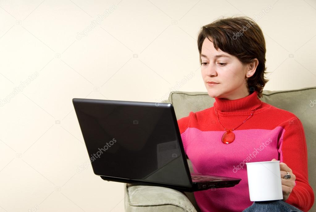 Joachim sitzt mit einer älteren Person am Tisch und beantwortet Fragen zum Computer.