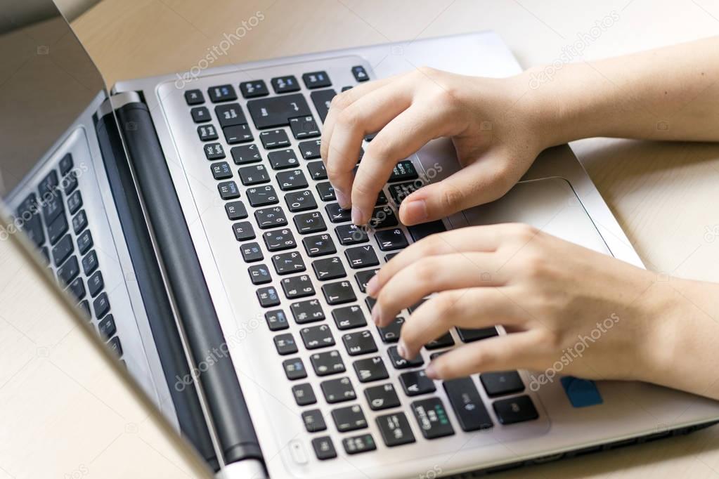 Computer mit deutlich sichtbarem Einschaltknopf.