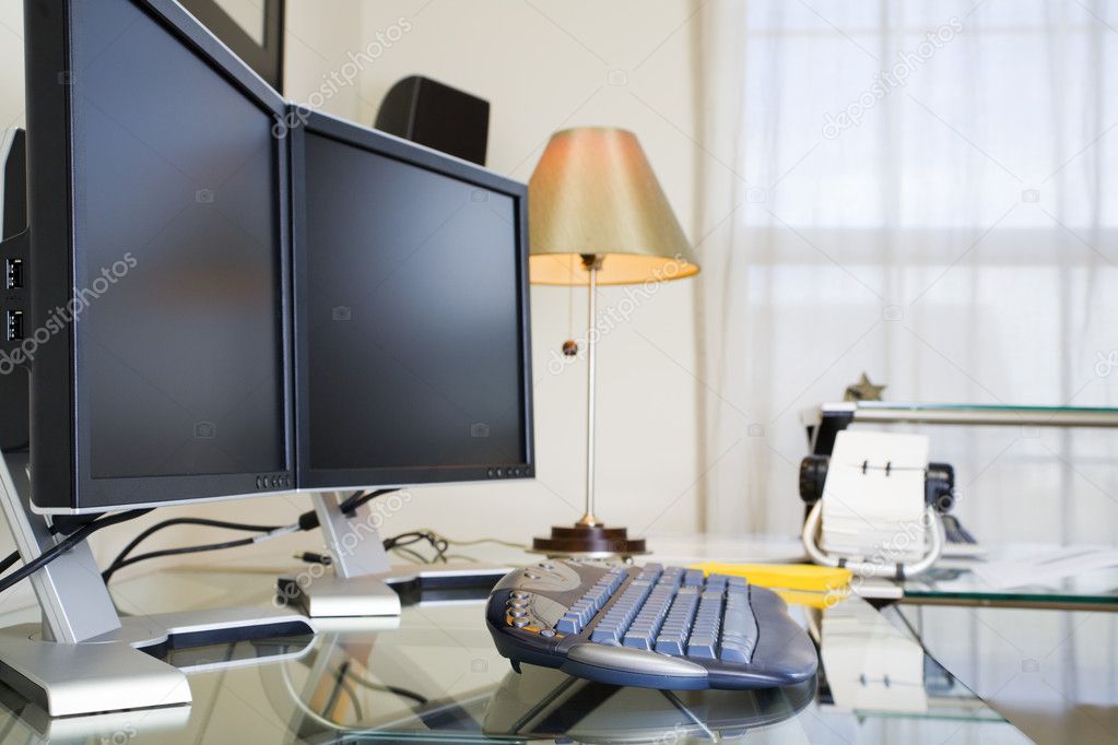 Neuer Computer mit Monitor, Tastatur und Maus steht eingerichtet auf einem Schreibtisch.
